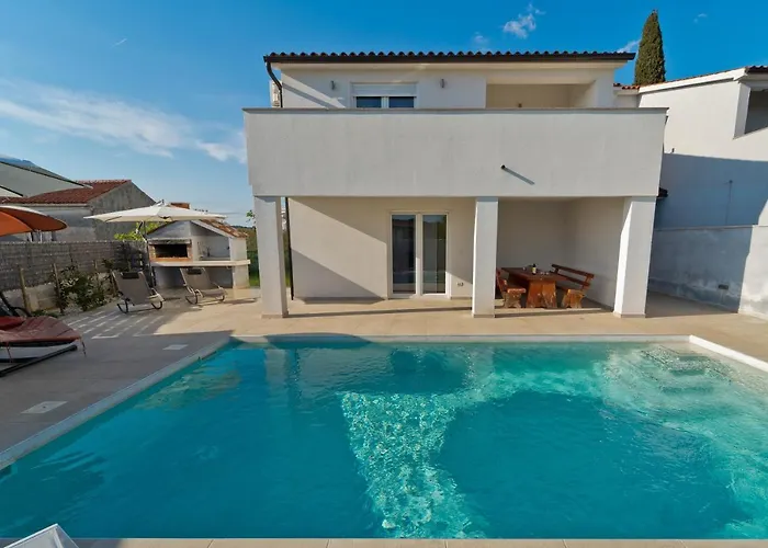 Villa Luka With Private Pool Near Pula