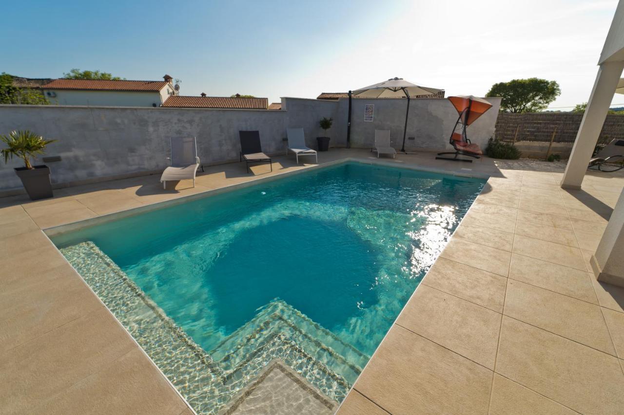 Luka With Private Pool Near Pola