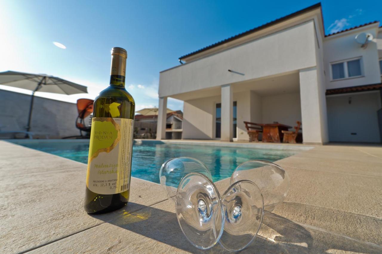 Luka With Private Pool Near Pola